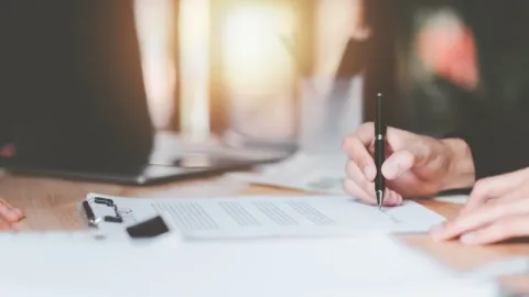 Signature d'un document juridique - aide juridictionnelle en droit pénal