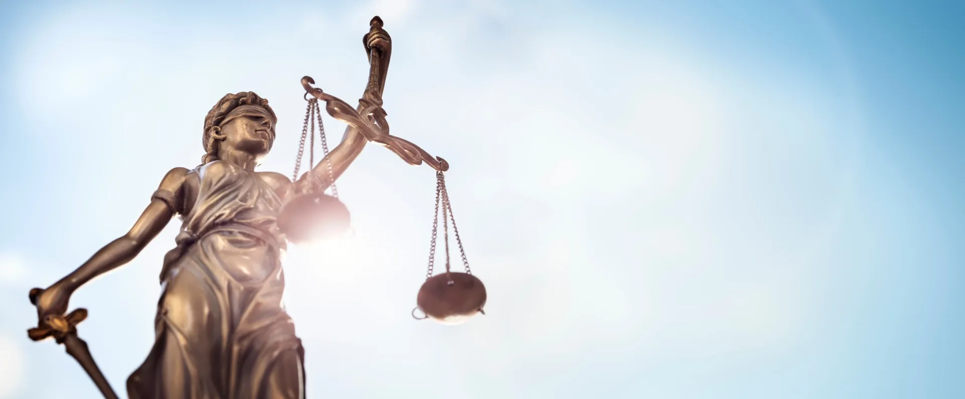 Statue de la Justice tenant les balances, symbole du droit et de l'équité