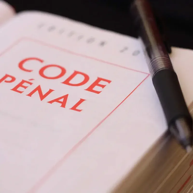 Code pénal avec un stylo - Maître Herin-Amabile, avocat pénaliste à Toulouse