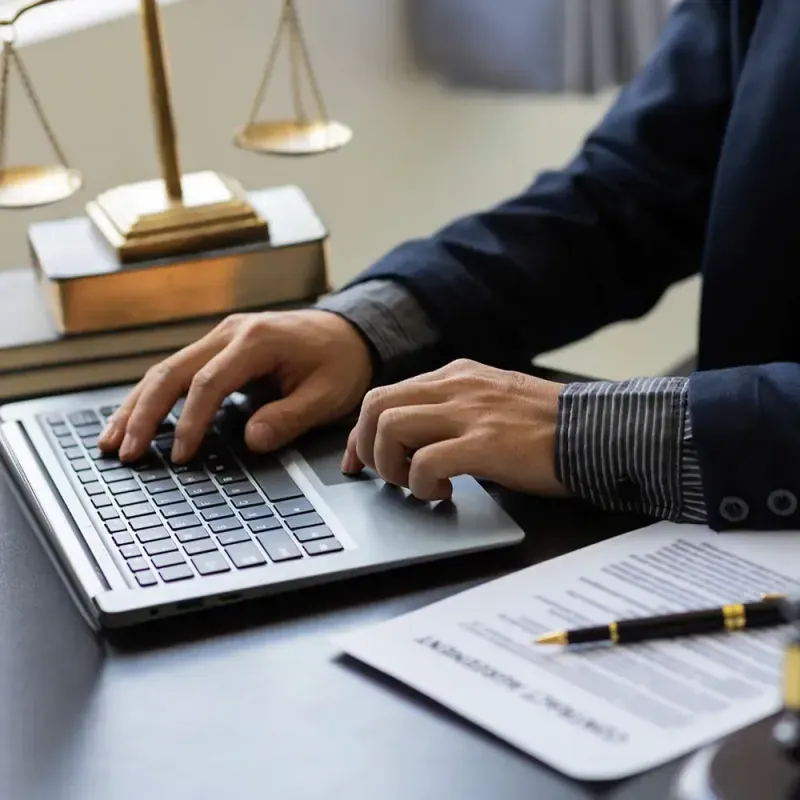 Avocat au bureau avec la balance de la justice en or - Cabinet Maître Thomas Herin-Amabile à Toulouse